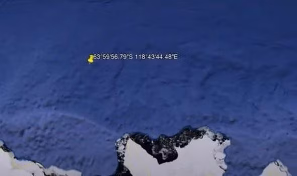 Cấu trúc kỳ lạ này nằm ở tọa độ: 63°59'56.79"S 118°43'44.48"E. Nó được thợ săn UFO mô tả nằm dưới nước. Từ đây, một số người cho rằng, người ngoài hành tinh có thể đã xây dựng căn cứ bí mật ở Nam Cực nhưng theo thời gian công trình này đã bị chìm xuống dưới nước.