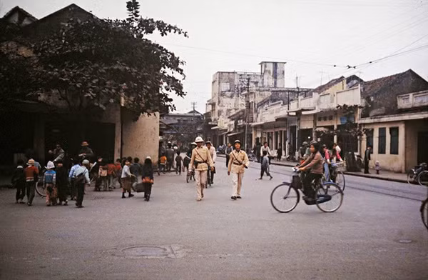 Ngã tư Hàng Giấy - Hàng Đậu, đoạn đối diện bốt Hàng Đậu nhộn nhịp người qua lại.
