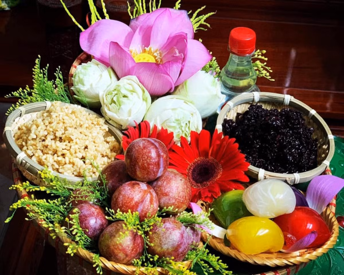 Tại một số vùng quê, người dân lưu truyền tục hái lá thuốc vào giờ Ngọ của ngày mùng 5 tháng 5 Âm lịch vì tin rằng đây là giờ có dương khí tốt nhất trong cả năm. Họ thường hái bất kỳ các loại lá gì có sẵn trong vườn, có thể phơi khô, để dành trị bệnh.