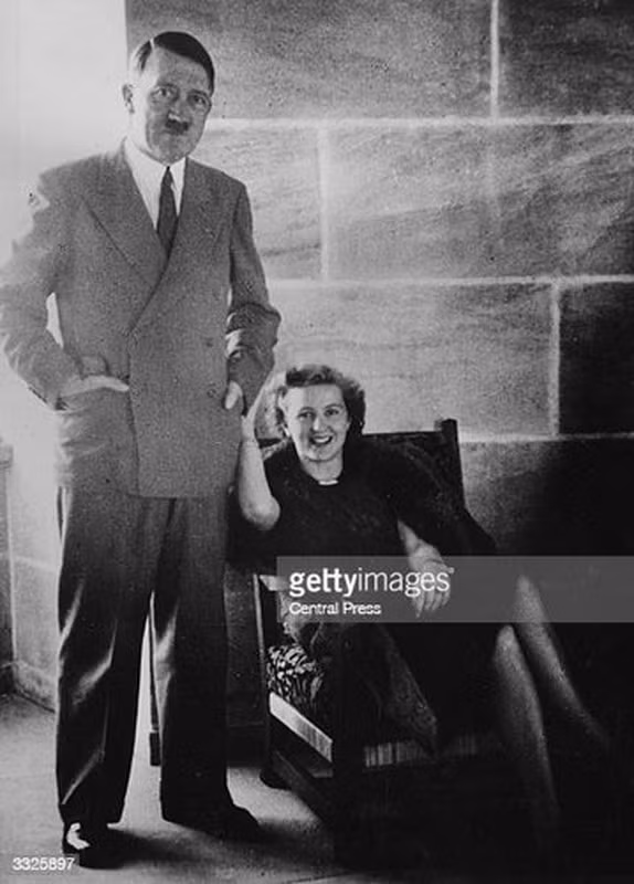 Theo các hồ sơ, tài liệu mà tờ Bild của Đức tìm được, Eva đã "cắm sừng" Hitler trong thời gian ở bên nhau. Khi cùng Hitler ở khu biệt thự Berghof (thuộc Berchtesgaden, Đức), Eva bí mật hẹn hò với một sĩ quan cao cấp trong lực lượng SS.