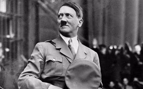 Để có thể thường xuyên gặp gỡ người tình mà không để Hitler phát giác, sĩ quan SS trên đã cưới em gái Eva làm vợ. Nhờ thân phận em rể, sĩ quan SS có thể gặp gỡ Eva mà không bị nghi ngờ.