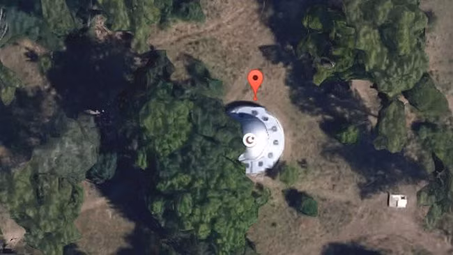 Khi quan sát tọa độ 45 ° 42'12.4 "N 21 ° 18'07.6" E trên bản đồ Google Maps, một người dùng nhận thấy có cấu trúc trông giống UFO của người ngoài hành tinh ở Romania. Tuy nhiên, về sau, cấu trúc đó được xác định là một tháp nước.