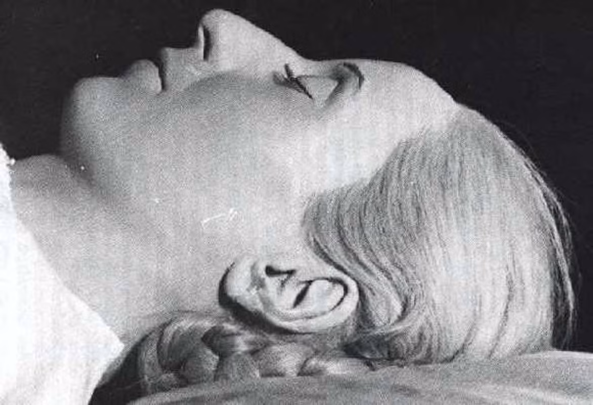 Tuy nhiên, đến năm 1955, một cuộc đảo chính xảy ra khiến Tổng thống Juan Peron bị lật đổ và phải lưu vong qua Tây Ban Nha. Sau đó, xác ướp của bà Evita bị chuyển đến nhiều địa điểm trên thế giới nhằm xóa các dấu ấn của vợ chồng Tổng thống Juan Peron. Trong đó, xác ướp của bà từng được chuyển đến Milan, Italy và chôn cất trong một nghĩa trang với tên giả là Maria Maggi.