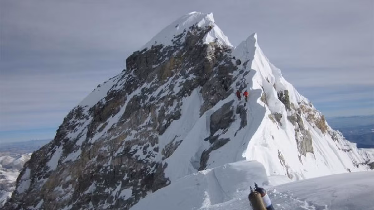 Do hiện tượng ấm lên toàn cầu, những tảng băng và sông băng ở Everest tan chảy và để lộ một số thi thể nhà leo núi. Giới chức trách và các chuyên gia nỗ lực đưa các xác chết xuống núi. Thông qua các kiểm tra, phân tích, giới nghiên cứu phát hiện điều xảy đến với cơ thể của các nhà leo núi khi ở "vùng chết" trên đỉnh Everest.