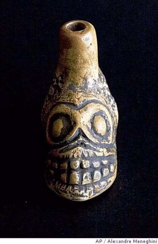 Một chiến thuật đáng sợ được người Aztec sử dụng trong chiến tranh là còi tử thần. Các nhà khảo cổ đã tìm thấy những hiện vật có hình đầu người kỳ dị trong một ngôi đền của người Aztec ở Mexico. Ban đầu, họ cho rằng chúng chỉ là đồ chơi hay vật trang trí nên không chú ý nhiều.