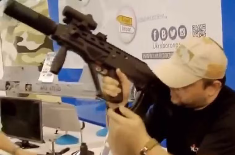Súng trường tấn công Malyuk có thiết kế kiểu bullpup, tức là toàn bộ phần khóa nòng và hộp đạn đều được lắp phía sau cò, súng. Điều này cho phép súng vẫn có tầm bắn xa trong khi lại rút ngắn chiều dài để dễ cơ động trên chiến trường.