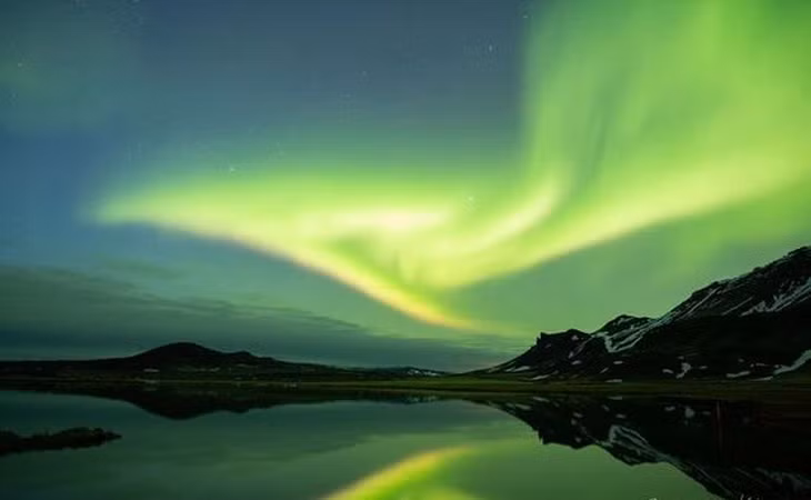 Cực quang chụp tại phía tây đảo Iceland. Mỗi lần cực quang diễn ra là một chương trình nghệ thuật bởi màu sắc, độ sáng, hình dạng của các dải sáng thay đổi liên tục, khi thì nhẹ nhàng, khi thì lên cao trào.