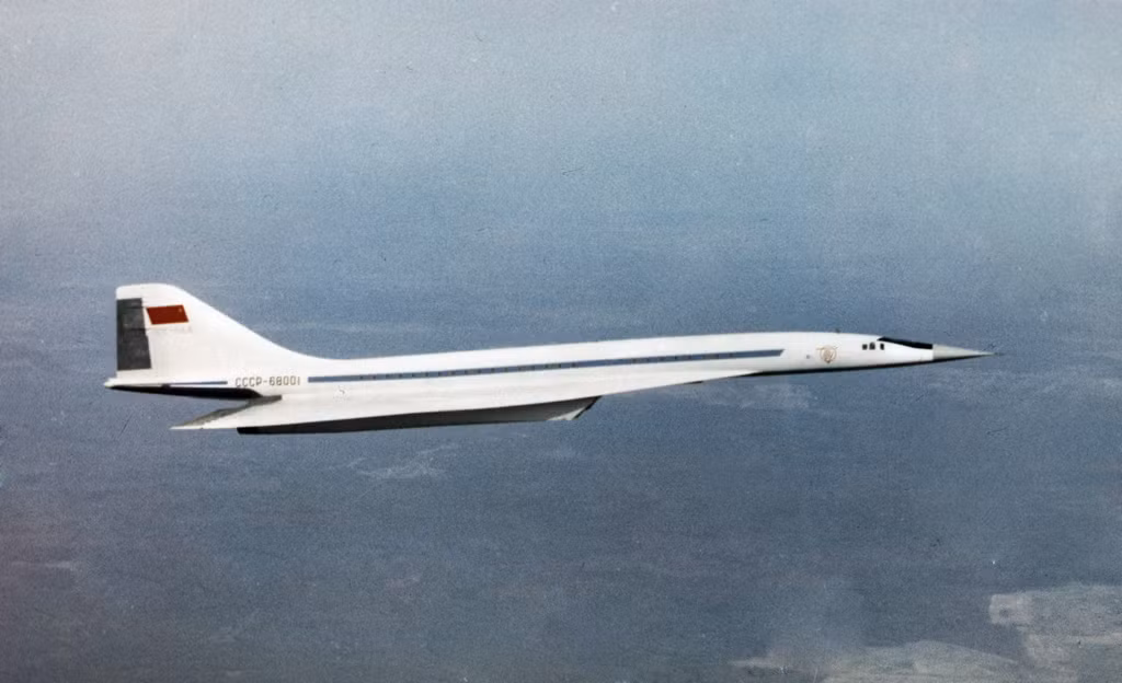 4. Tupolev Tu-144: Máy bay siêu thanh của Liên Xô, có sức chứa 150 hành khách.