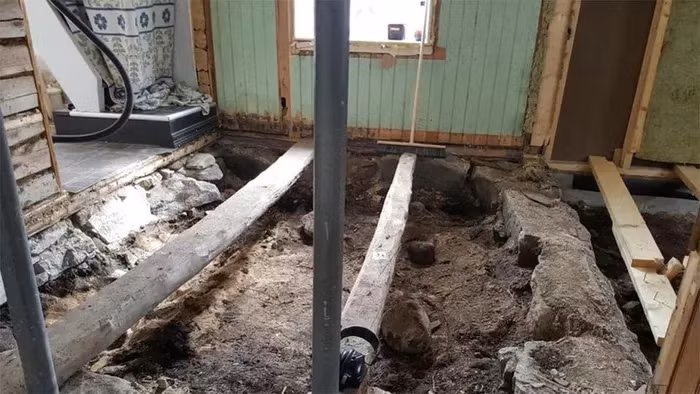 Sau khi dỡ bỏ ván sàn và cát, họ phát hiện một số tảng đá. Tiếp tục đào bới, họ phát hiện ra các đồ vật lấp lánh. Ban đầu, họ nghĩ rằng đó là bánh xe của một chiếc ô tô đồ chơi, nhưng vì sàn nhà chưa bao giờ được nâng lên từ khi xây dựng năm 1914, họ phát hoảng khi cho rằng đó là ngôi mộ cổ.