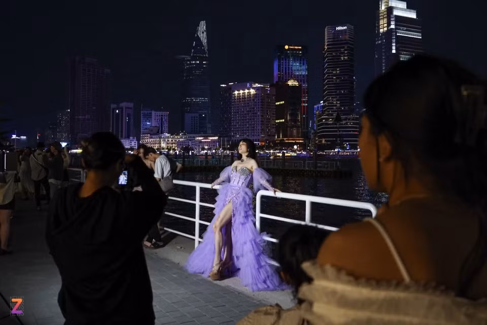 Lệ Thủy, đang kinh doanh cửa hàng thời trang. Chị mang theo 6 bộ đồ, chụp trong 2 giờ để quảng bá sản phẩm. Theo chị, khung cảnh nơi đây rất giống với view nước ngoài, nhìn rất năng động và hiện đại. Ngoài ra chị thường lựa chọn địa điểm chụp nổi tiếng cho bộ ảnh quảng bá.