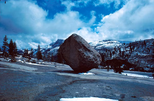 8. Công viên quốc gia Yosemite ở California có tảng đá kỳ lạ đứng vững sau hàng nghìn năm vận chuyển của dòng sông băng.
