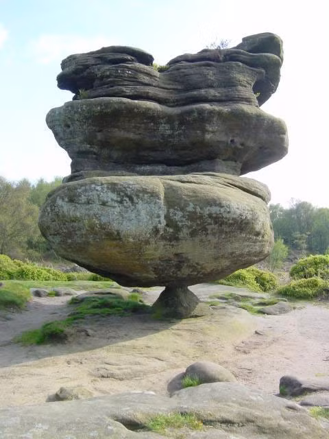 2. Ở Brimham Moor, Bắc Yorkshire, Anh, có một khối đá cân bằng trên đỉnh của một hòn đá nhỏ bên dưới, trải qua sự xói mòn của nước và gió hàng ngàn năm.
