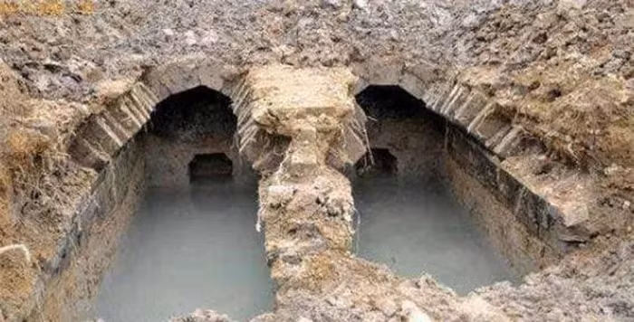 Ban đầu, ngôi mộ này dường như đơn giản và không có giá trị, nhưng khi các chuyên gia khảo cổ đào sâu hơn, họ phát hiện một quan tài bằng vàng với những chiếc đinh vàng nguyên khối và nhiều vật phẩm tang lễ xa hoa bên trong.