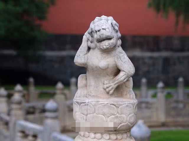 Theo truyền thuyết, con sư tử này liên quan đến vua Đạo Quang và hoàng tử Dịch Vĩ. Dịch Vĩ là con trai của vua Đạo Quang, không muốn học hành và thường xuyên gặp xung đột với thầy giáo của mình. Một lần, trong cơn giận, Dịch Vĩ đã đe dọa rằng sẽ giết thầy giáo của mình.