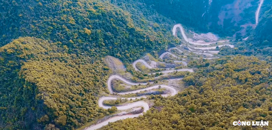 Chiem nguong deo Me Pia Cao Bang 14 tang uon luon tu tren cao