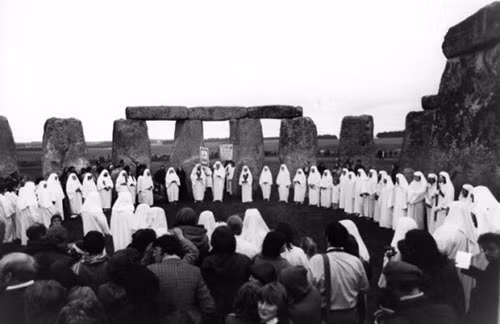4. Nhóm người biến mất tại Stonehenge sau khi bị sét đánh: Một nhóm hippi tổ chức nghi lễ tại Stonehenge vào năm 1970 và biến mất sau một cơn bão sấm sét mà không để lại dấu vết.