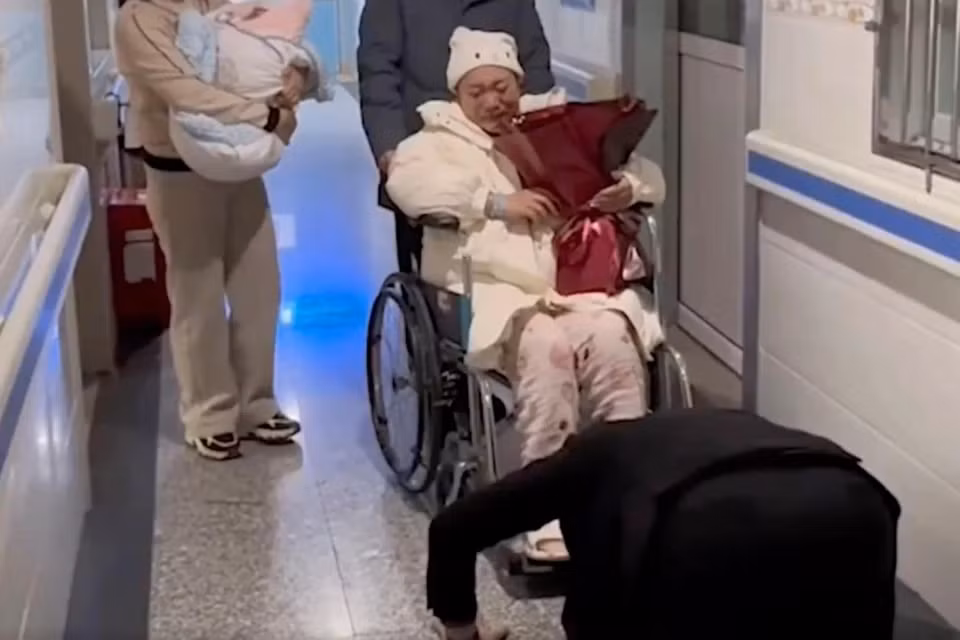 Chồng quỳ lạy cảm ơn vợ đã 'liều mạng' sinh con trai nóng MXH Chong quy lay cam on vo da 'lieu mang' sinh con trai nong MXH