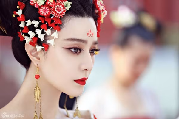 Sau khi tiến cung, bà chiếm được lòng tin của Đường Thái Tông với tính cách mạnh mẽ và thông minh.