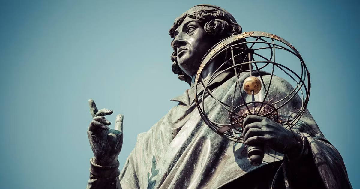 Tuy nhiên, ngôi mộ của Copernicus vẫn là một bí ẩn lớn đối với giới khoa học. Nhà thờ Frombork ở Ba Lan được cho là nơi an nghỉ của ông, nhưng với hơn 100 ngôi mộ và hầu hết không có tên, việc xác định ngôi mộ của Copernicus trở nên khó khăn.