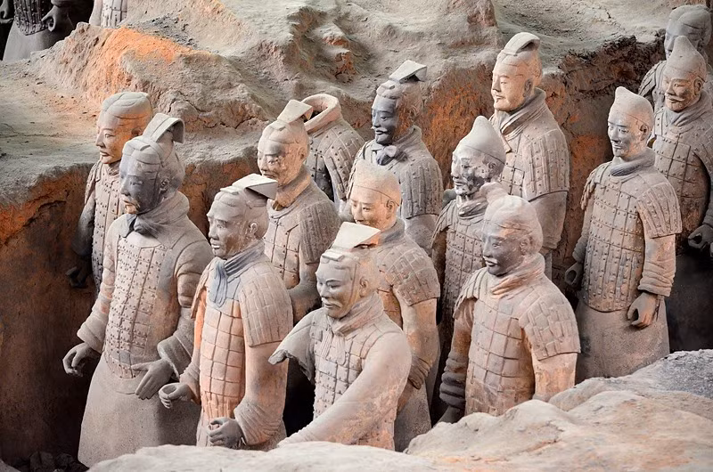 Khi nói đến lăng mộ của ông, người ta thường nghĩ đến hàng nghìn đội quân đất nung được làm sống động như thật.