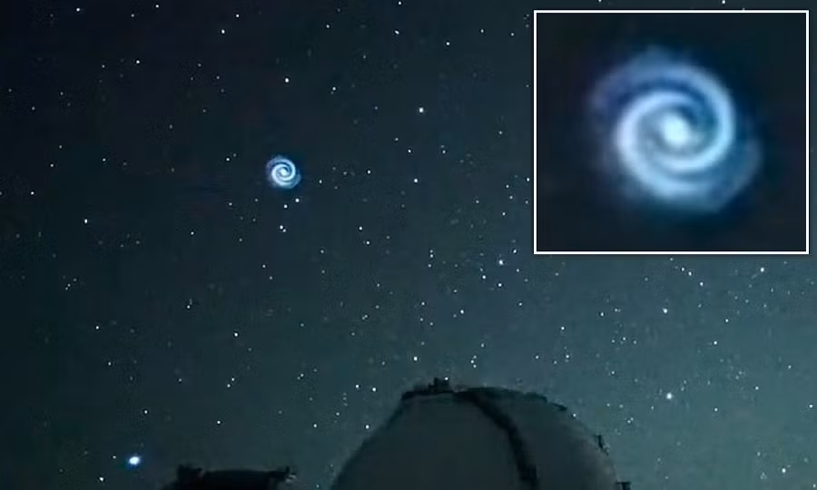 Đây không phải là lần đầu tiên SpaceX gây chú ý với các hiện tượng UFO tưởng chừng kỳ bí. Trước đó, công ty đã để lại một đường xoắn ốc màu xanh lam trên Maunakea ở Hawaii sau khi phóng một vệ tinh mới, được ghi lại trên máy ảnh và mở rộng từ một chấm nhỏ thành một hình xoắn ốc to lớn.