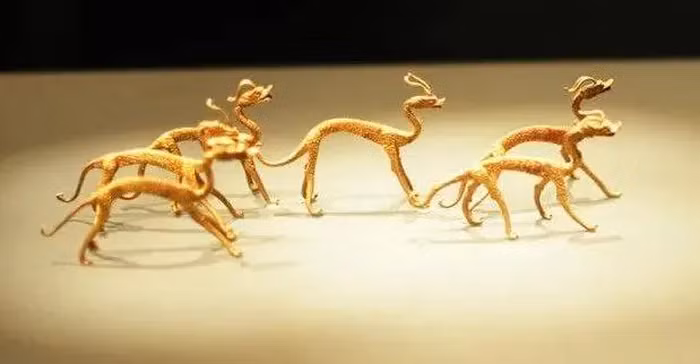 Đội ngũ xây dựng đã phát hiện ra một kho báu gồm hai chiếc bình có hình dáng độc đáo chứa đầy những chiếc chén bằng vàng, bạc và 12 con rồng mạ vàng bên trong.