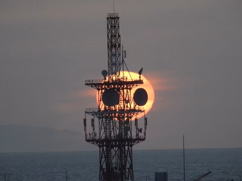 Hiện tượng này xảy ra khi Mặt Trời lặn sau một tháp ăngten, tạo nên hình ảnh giống đầu gấu trúc với hai mắt và đôi tai. Bảo tàng khoa học thiên văn ở thành phố Akashi là một điểm ngắm tuyệt vời để quan sát "gấu trúc hoàng hôn" này vào ngày 1/3.