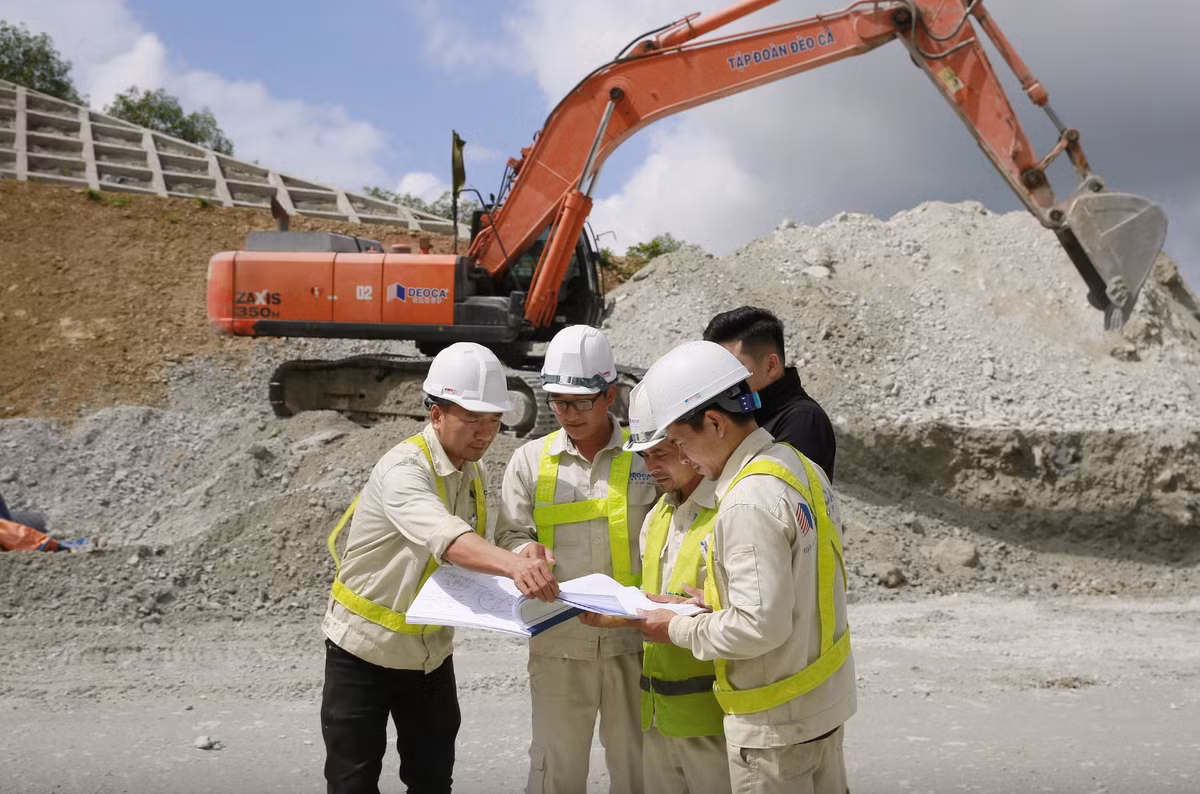 Thợ khoan Nguyễn Công Thanh (quê ở Nghệ An) đang làm việc tại gói thầu XL03 cho biết: Năm nay, anh em công nhân tại dự án đều được quán triệt tập trung thi công xuyên Tết.