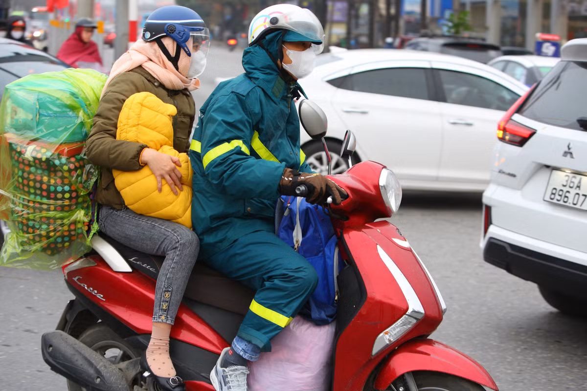Người dân ở Hà Nội vẫn đang tất bật tìm đường về quê.