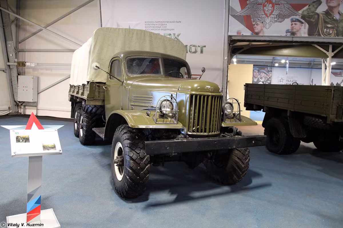 Còn đây là ZiL-157 - "chiếc xe anh hùng" trên đường Trường Sơn - ở Việt Nam nó còn được biết tới nhiều với cái tên "Din 3 cầu". Nó từng được coi là đỉnh cao của công nghệ ô tô Liên Xô với ba cầu chủ động, vi-sai đồng bộ một cách tuyệt vời giữa các đầu trục. Khoảng 797.000 chiếc ZiL-157 đã được chế tạo suốt từ năm 1958-1991. Nguồn ảnh: Vitaly Kuzmin