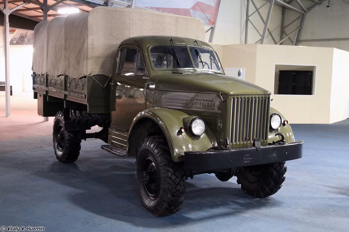 Dòng xe tải quân sự GAZ-63 do nhà máy ô tô Gorky sản xuất từ năm 1948-1968 với tổng số lượng gần nửa triệu chiếc. Nó ngoài nhiệm vụ chở hàng, còn được làm khung gầm phát triển xe bọc thép chở quân BTR-40. Nguồn ảnh: Vitaly Kuzmin