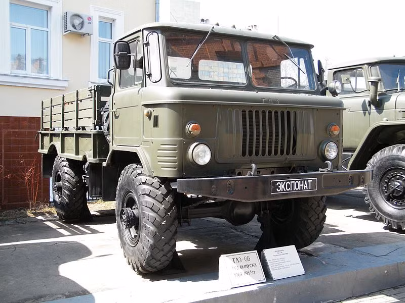 Huyền thoại GAZ-66 - hơn 900.000 chiếc được chế tạo từ năm 1964-1999 ở Nga. Cách đây khoảng 15-20 năm, GAZ-66 xuất hiện trên mọi nẻo đường Việt Nam, được dùng để chở hàng và chở vật liệu xây dựng. Còn hiện nay, nó chủ yếu phục vụ trong các đơn vị quân đội. GAZ-66 là dòng xe vận tải quân sự việt dã do GAZ sản xuất. Nó nổi tiếng với độ tin cậy cao, tính đơn giản và khả năng việt dã tuyệt đỉnh. Nguồn ảnh: Wikipedia