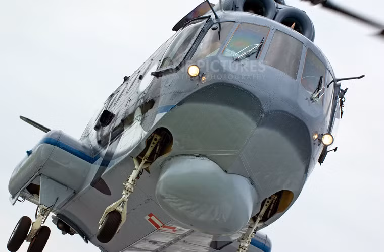 Về vũ khí chống ngầm, Mi-14PL được thiết kế khoang bom trong thân với hai cửa mở ở dưới bụng cho phép triển khai một ngư lôi chống ngầm AT-1 hoặc APR-2, hoặc một bom hạt nhân Skat hoặc 8 bom chìm. Ngoài ra, đã có thử nghiệm cho thấy Mi-14PL mang được tên lửa không đối đất Kh-23/25. Ảnh minh họa Mi-14PL Ba Lan