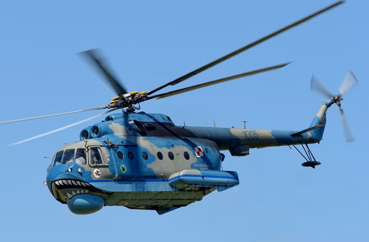 Mi-14PL được trang bị hai động cơ tuốc bin trục Klimov TV3-117MT với công suất 1.950 mã lực/chiếc cho tốc độ bay tối đa 230km/h, tầm bay 1.135km, trần bay 3.500m và có thể hoạt động liên tục 4 tiếng trên không với nhiên liệu tối đa. Thời gian hoạt động lâu là ưu thế lớn với trực thăng làm nhiệm vụ chống ngầm, cho phép quần đảo nhiều vòng truy tìm kẻ thù dưới mặt nước và tiêu diệt nó. Ảnh minh họa Mi-14PL Ba Lan