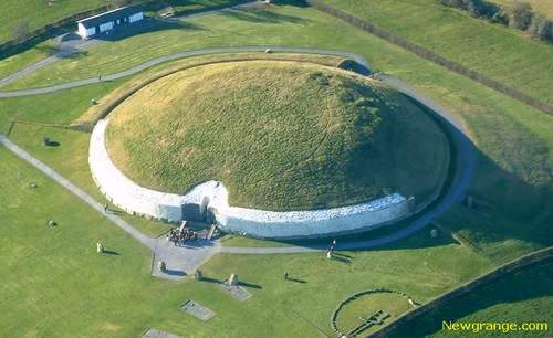Lăng mộ Newgrange ở thung lũng Boyne thuộc hạt Meath, Ireland là một di chỉ khảo cổ từ 4000 năm trước công nguyên.