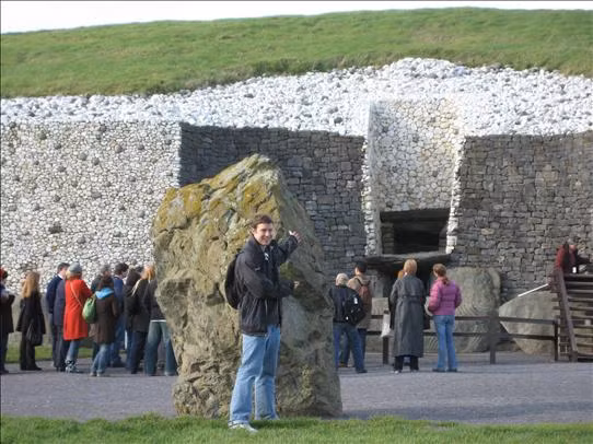 Khu lăng mộ bao gồm một gò tròn lớn, với lối vào bằng đá. Năm 1993, Newgrange được UNESCO công nhận là di sản thế giới.