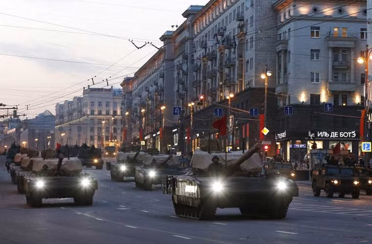 Đội hình xe tăng T-14 Armata bật đèn sáng tiến vào Moscow diễn tập duyệt binh trên Quảng trường Đỏ, chuẩn bị cho lễ kỷ niệm chính thức ngày 9/5.