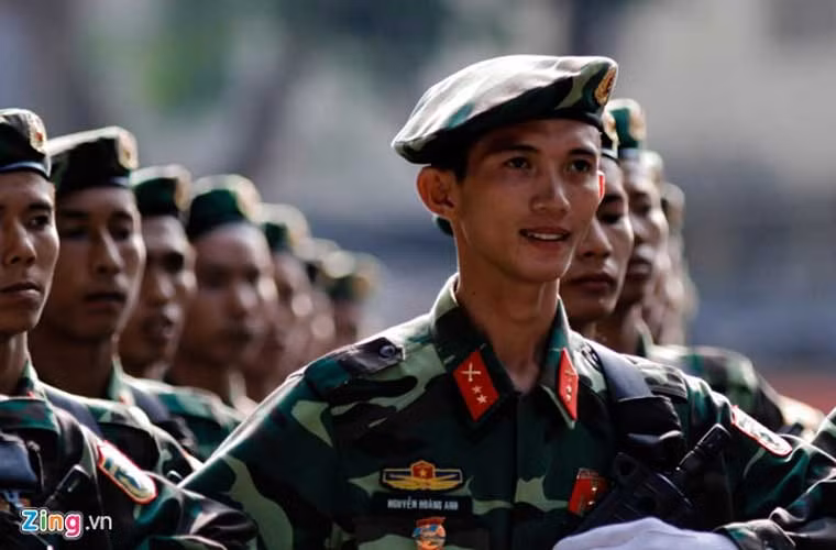 Đây là hình ảnh ấn tượng nhất trong số các hình ảnh ấn tượng tại lễ diễu binh – lính trinh sát đặc nhiệm Quân đội Nhân dân Việt Nam xuất hiện với mũ nồi “lạ mắt”. Vũ khí của họ lại là những khẩu súng trường tiến công Galil ACE 31 do nhà máy Z111 sản xuất theo công nghệ của Israel.