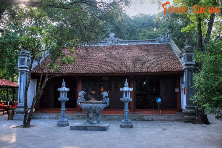 Ở trung tâm Lào Cai xưa kia có một khu chợ, dần dần người ta mở mang thêm một phố chợ. Phố chợ đầu tiên này được người dân địa phương được gọi là Lão Nhai (nghĩa là Phố Cũ) – tức thành phố Lào Cai ngày nay. Sau nay một phố chợ khác được mở thêm gọi là Tân Nhai (Phố Mới). Ảnh: Đền Thượng ở thành phố Lào Cai.