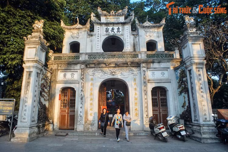 4. Đền Quán Thánh nằm ở ngã tư đường Thanh Niên - Quán Thánh, bên bờ hồ Tây, là ngôi đền trấn giữ hướng Bắc trong Thăng Long Tứ trấn. Ngôi đền này thờ Huyền Thiên Trấn Vũ, một vị thần gắn với đạo Lão.