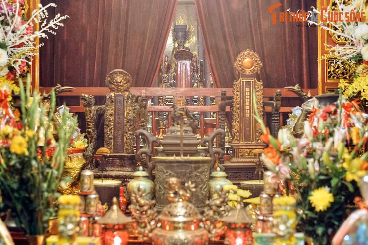 Đền Bạch Mã gắn với truyền thuyết vua Lý Thái Tổ cho đắp thành Thăng Long nhưng nhiều lần thành đắp lên lại bị sụp. Vua cho người cầu khấn ở đền thờ thần Long Đỗ thì thấy một con ngựa trắng đi ra. Vua lần theo vết chân ngựa, vẽ đồ án xây thành, thành mới đứng vững.