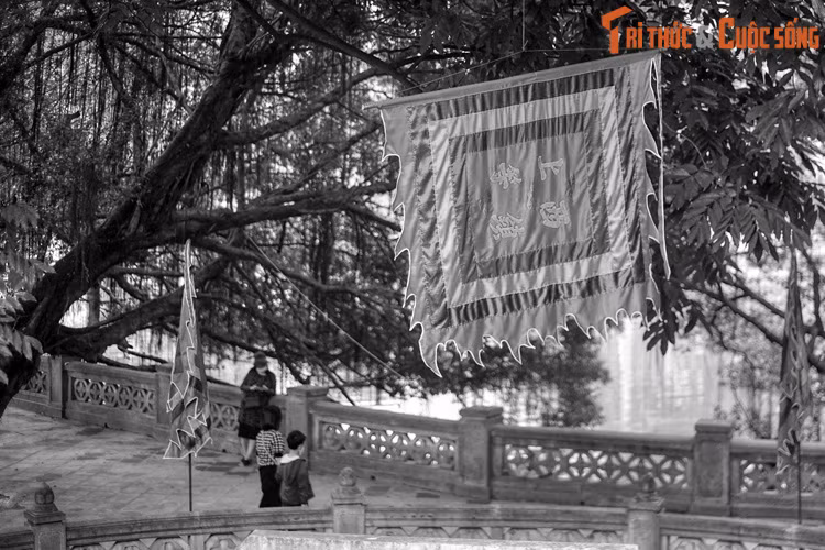 Theo thần phả được lưu giữ ở đền Voi Phục, vào năm 19 tuổi, mẹ Linh Lang - cô gái xinh đẹp ở làng Bồng Lai - được Vua Lý Thánh Tông để mắt và rước về làm cung phi. Vua xây cho bà một cung điện ở Thị Trại (khu vực Thủ Lệ ngày nay), nhưng 4 năm sau bà vẫn chưa có thai.