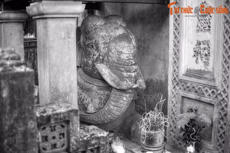 Hoàng Lang cưỡi voi bay thẳng đến đồn giặc với khí thế ngút trời. Tướng giặc Vĩnh Trinh nhìn thấy cảnh tượng phi thường này thì sợ ngã lăn ra, quân lính bỏ chạy tán loạn vì khiếp sợ, không đánh mà tự tan rã. Dẹp được giặc, nhà vui mừng mở tiệc chiêu đãi binh sĩ.