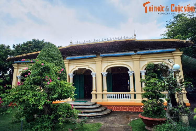 Dù trải qua cuộc chiến tranh khốc liệt, rất nhiều ngôi nhà ở làng cổ Đông Hòa Hiệp vẫn vẫn giữ được kiến trúc nguyên bản, phản ảnh một thời kỳ giao thoa văn hóa đặc biệt khi các giá trị truyền thống kết hợp hài hòa với xu thế tân thời.