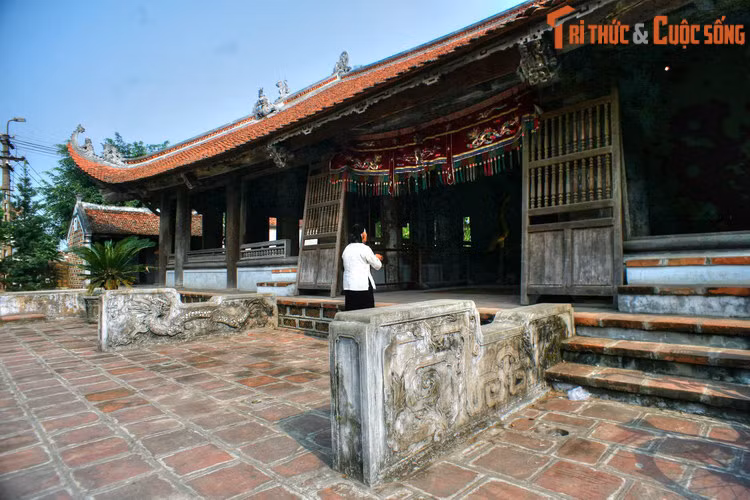 Công trình kiến trúc nổi bật của làng Đường Lâm là đình Mông Phụ. Đình được xây dựng năm 1684, mang những nét điển hình của một ngôi đình cổ truyền thống. Công trình quan trọng khác của làng là chùa Mía (tức Sùng Nghiêm tự), có từ năm 1621.