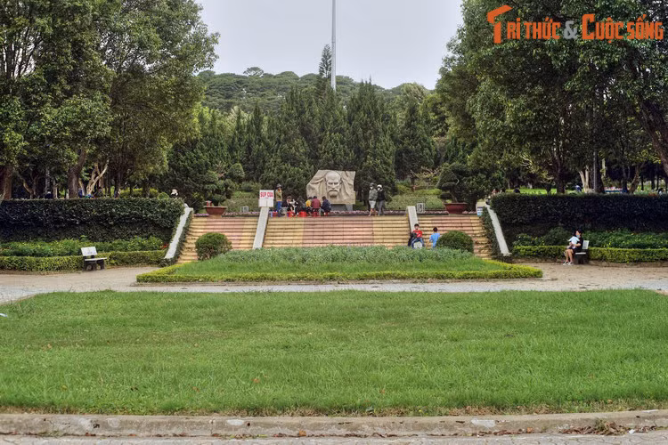 Là thành phố du lịch nổi tiếng của Việt Nam, Đà Lạt có lịch sử hình thành từ năm 1893, khi bác sĩ Alexandre Yersin lần đầu tiên đặt chân đến cao nguyên Lâm Viên. Ông được ghi nhận trong sử sách như “người phát hiện ra Đà Lạt”. (Ảnh trong bài chụp tại tượng đài Bác sĩ Yersin, Đà Lạt).
