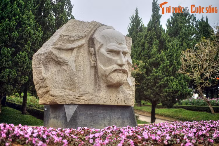 Hành trình này bắt đầu ngày 30/5/1893, khi Yersin từ Tánh Linh đi Phan Rang bằng một con đường núi khác với các hành trình trước. Ngày 11/6, ông đến Bross, địa danh nằm ở đáy một thung lũng sâu có sông Đồng Nai chảy qua, phía Bắc là núi Tadoung (Tà Đùng), nay thuộc tỉnh Đắk Nông.