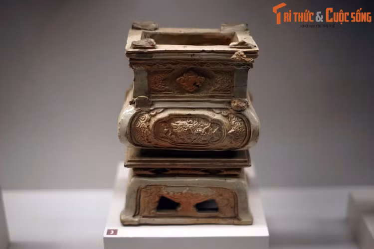 Các loại chân đèn, lư hương thời Mạc thường có minh văn là chữ Hán - Nôm, cho biết thông tin về niên đại, thân thế nghệ nhân, những người đóng góp cung tiến đồ thờ cho đền, chùa, miếu...