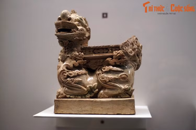 Chân đèn hình nghê bằng gốm men màu.