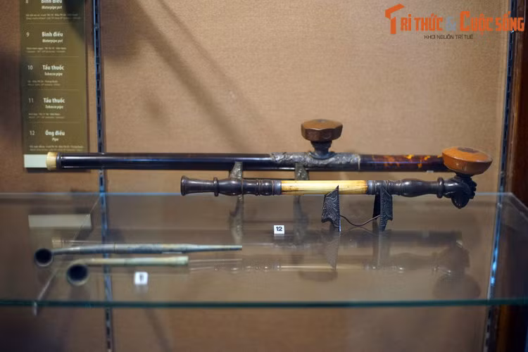 Tẩu thuốc bằng gỗ của Trung Quốc, đầu thế kỷ 20. Từ năm 1976, bộ sưu tập Dương Hà được chuyển giao cho người con gái là bác sĩ Dương Quỳnh Hoa (1930-2006) cùng chồng là ông Huỳnh Văn Nghị (1928-2015) để tiếp tục lưu giữ và phát triển.